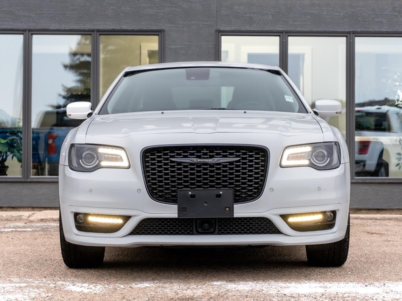 2023 Chrysler 300 300 Touring L AWD Photo2