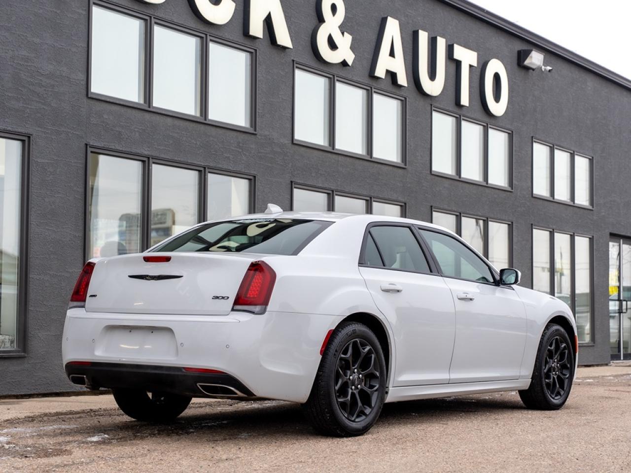 2023 Chrysler 300 300 Touring L AWD Photo26