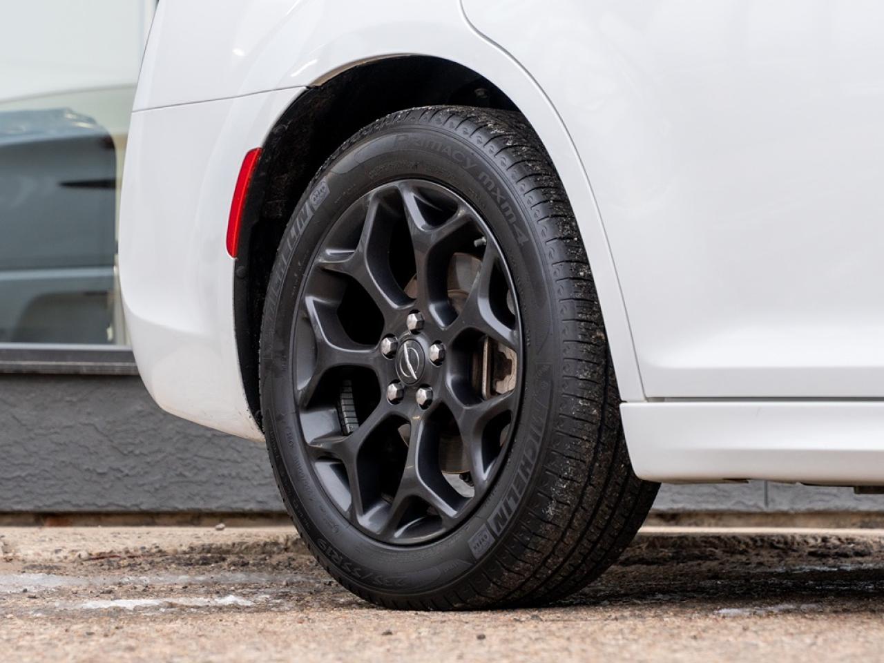 2023 Chrysler 300 300 Touring L AWD Photo24