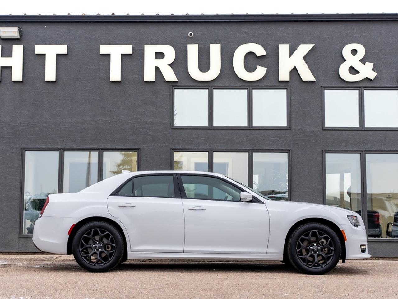 2023 Chrysler 300 300 Touring L AWD Photo4