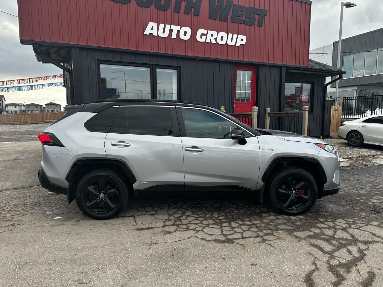 2020 Toyota RAV4 HYBRID XSE AWD Photo2