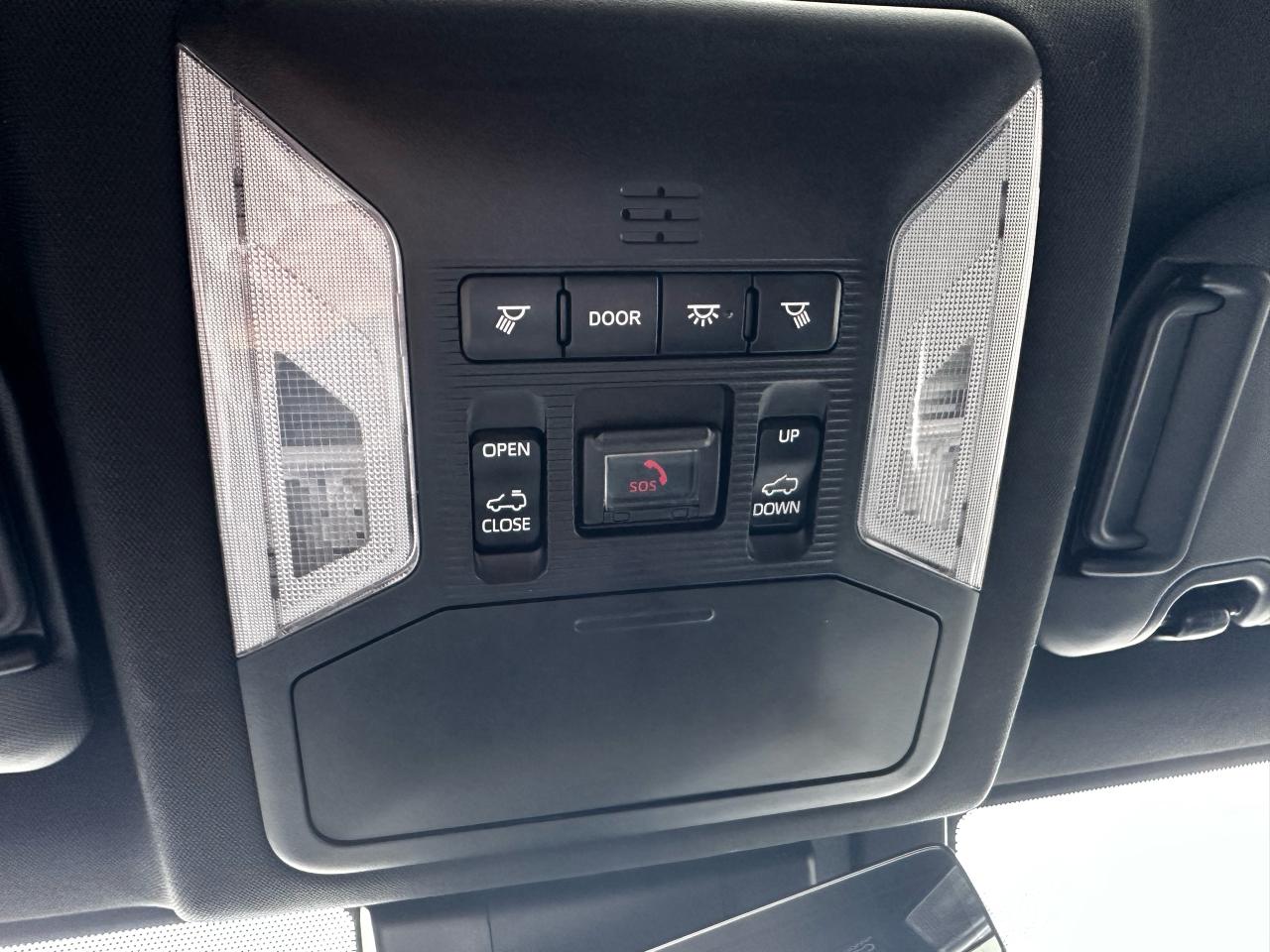 2020 Toyota RAV4 HYBRID XSE AWD - Photo #15