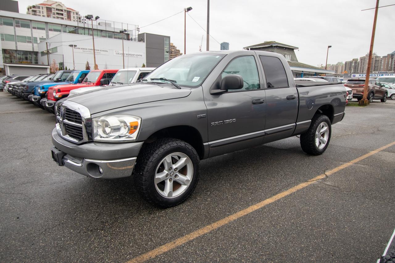 2007 Dodge Ram 1500 4WD QUAD CAB 140.5" SLT Photo2