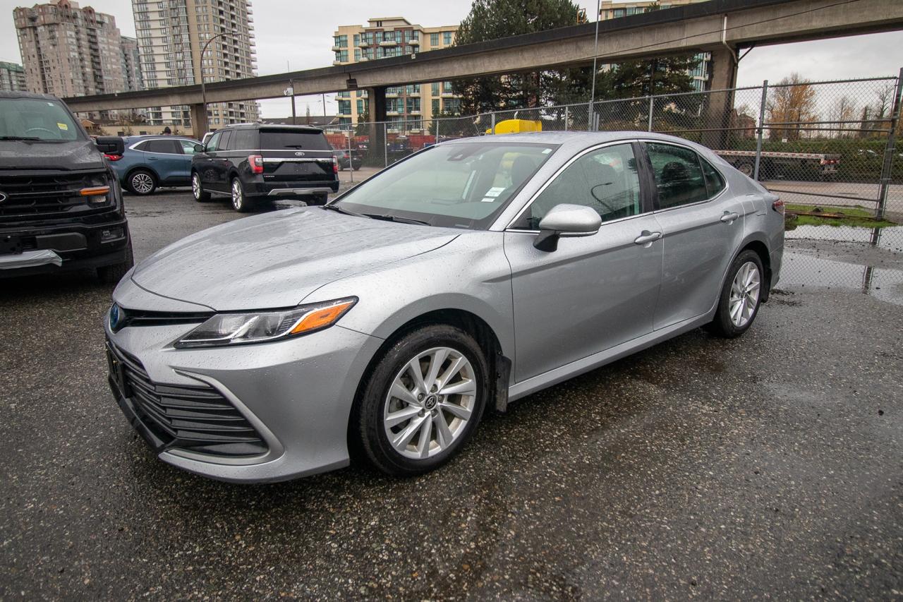 2023 Toyota Camry HYBRID LE Photo2
