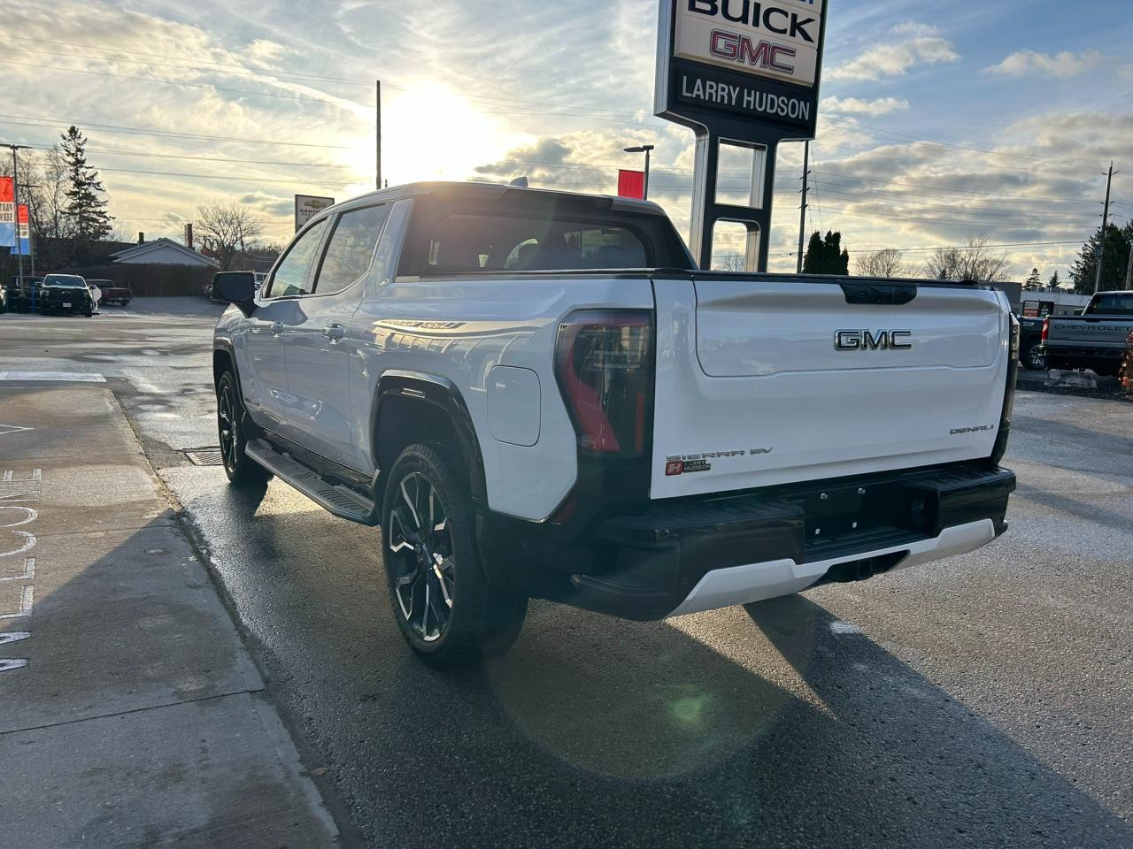 2025 GMC Sierra EV Denali Maximum Range - Dealer Demo Photo3