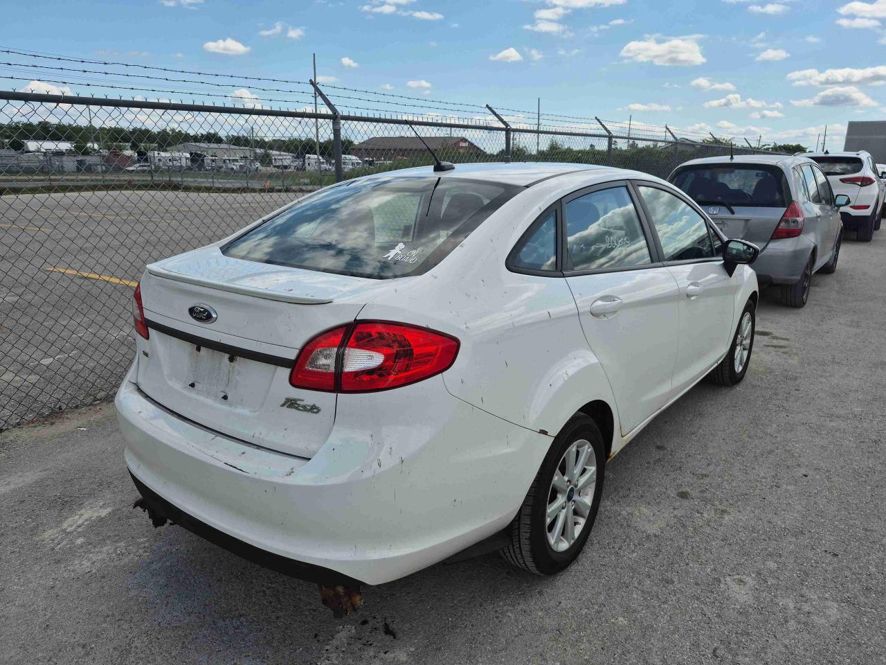 2013 Ford Fiesta SE Photo3