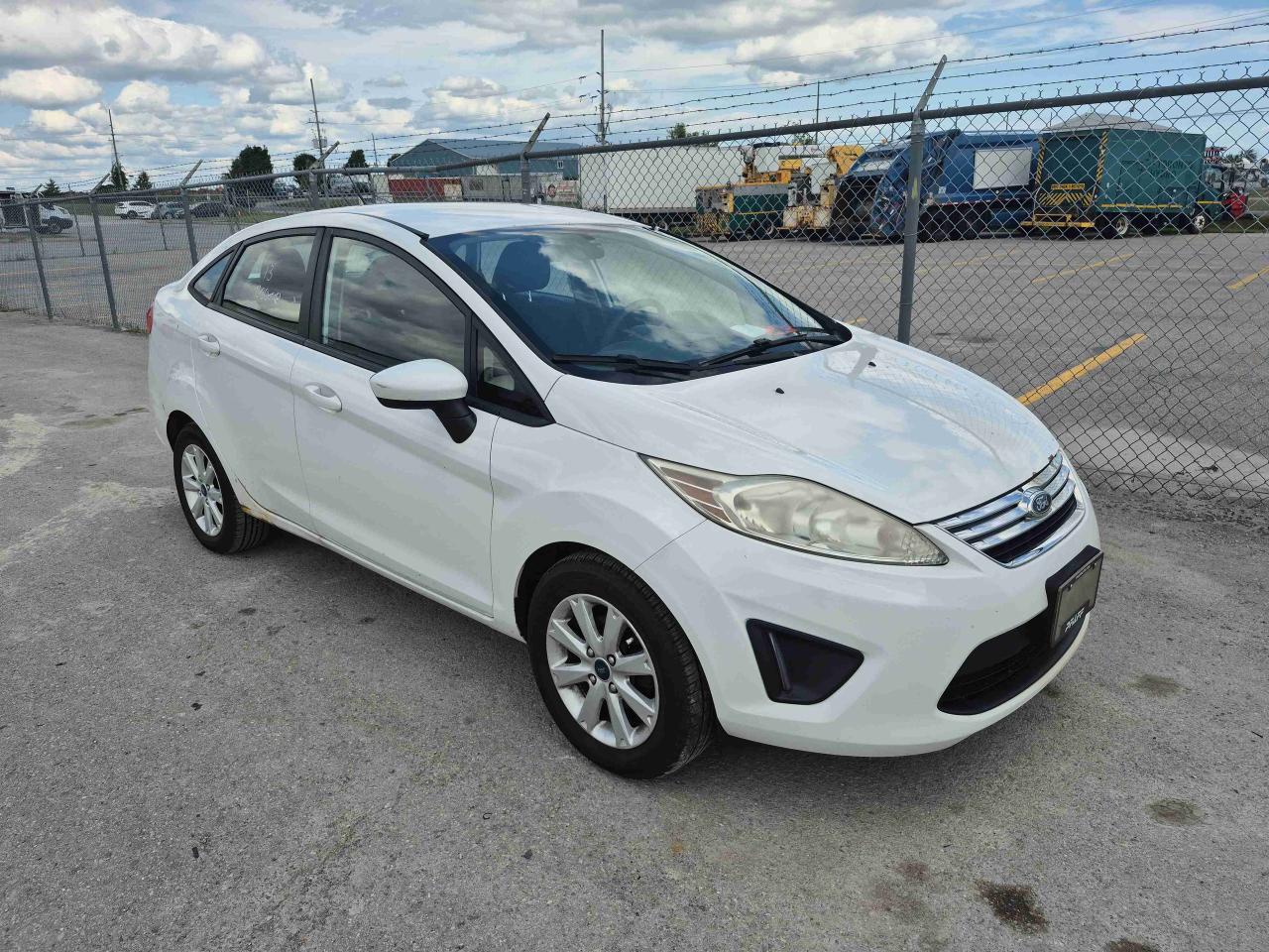 2013 Ford Fiesta SE - Photo #3