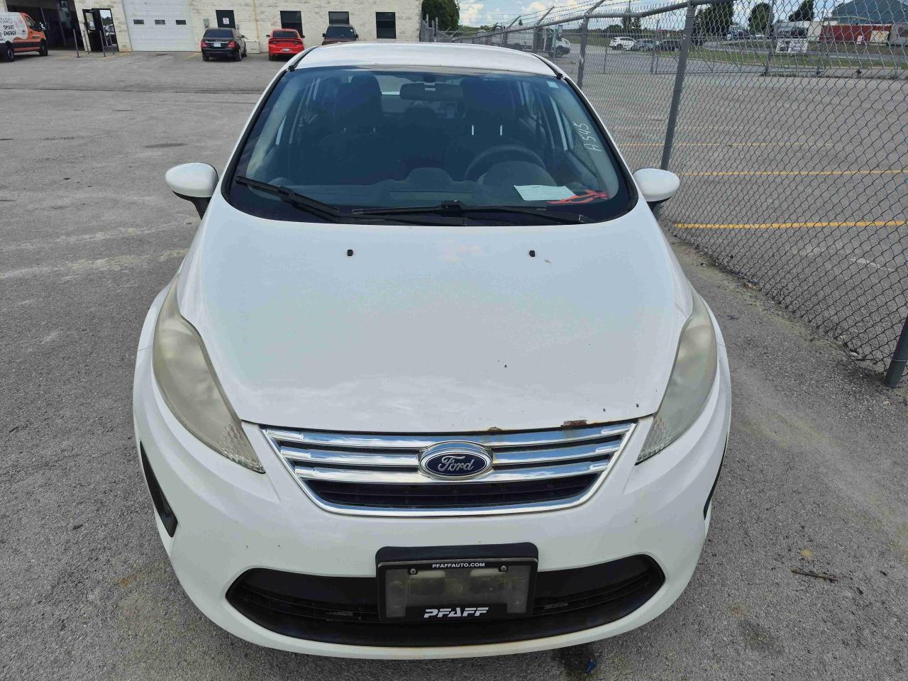 2013 Ford Fiesta SE - Photo #2