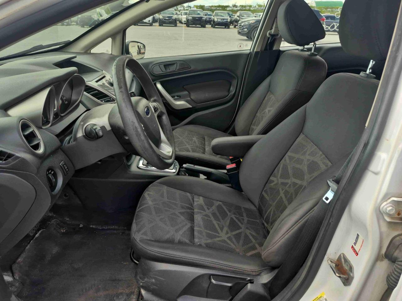 2013 Ford Fiesta SE - Photo #8