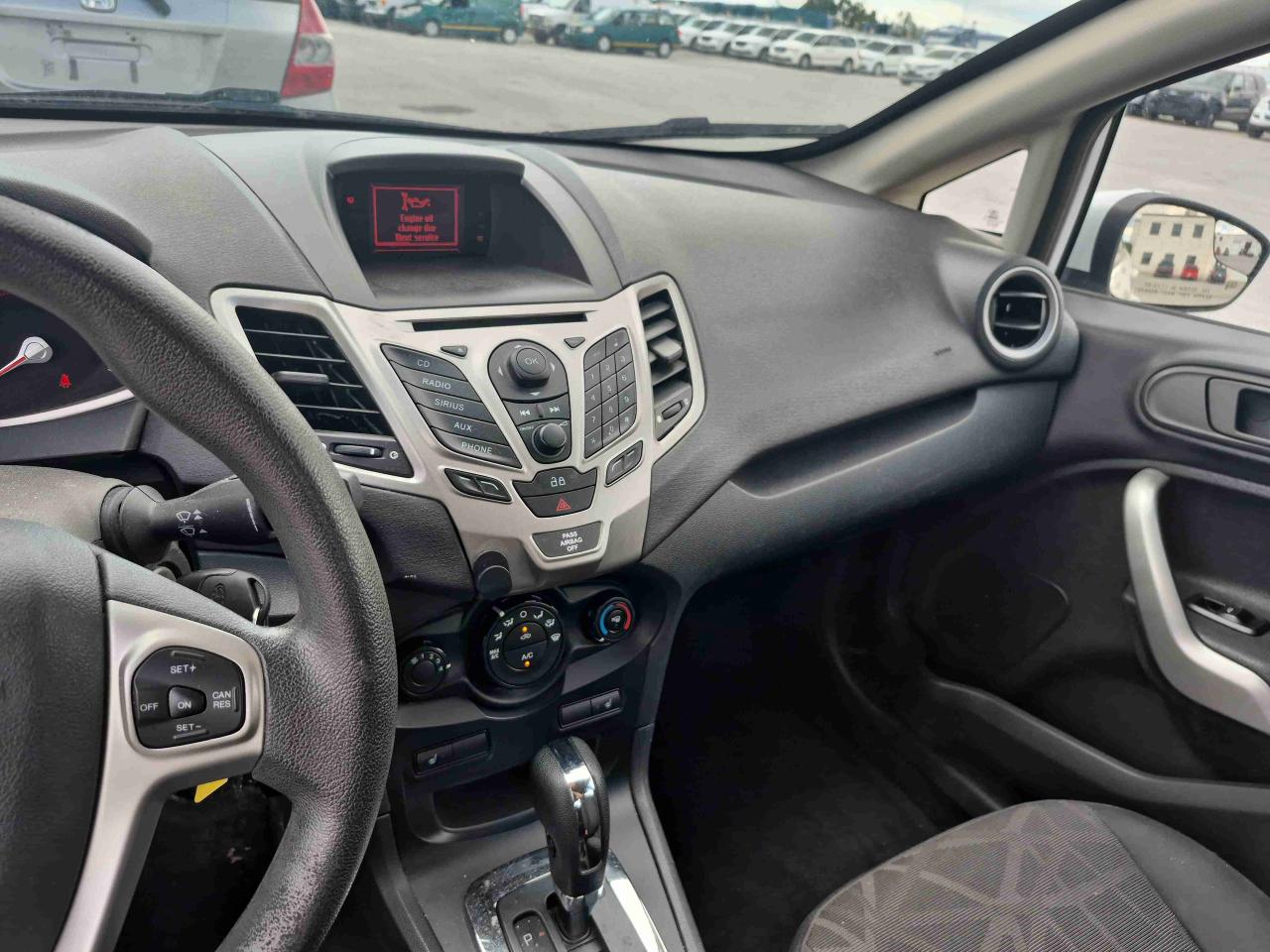 2013 Ford Fiesta SE - Photo #10