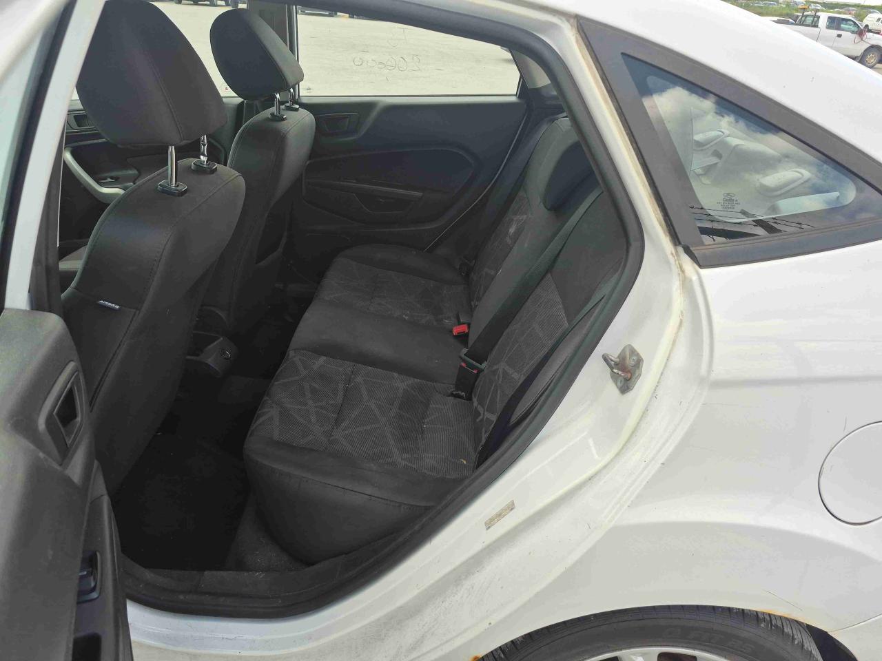 2013 Ford Fiesta SE - Photo #12