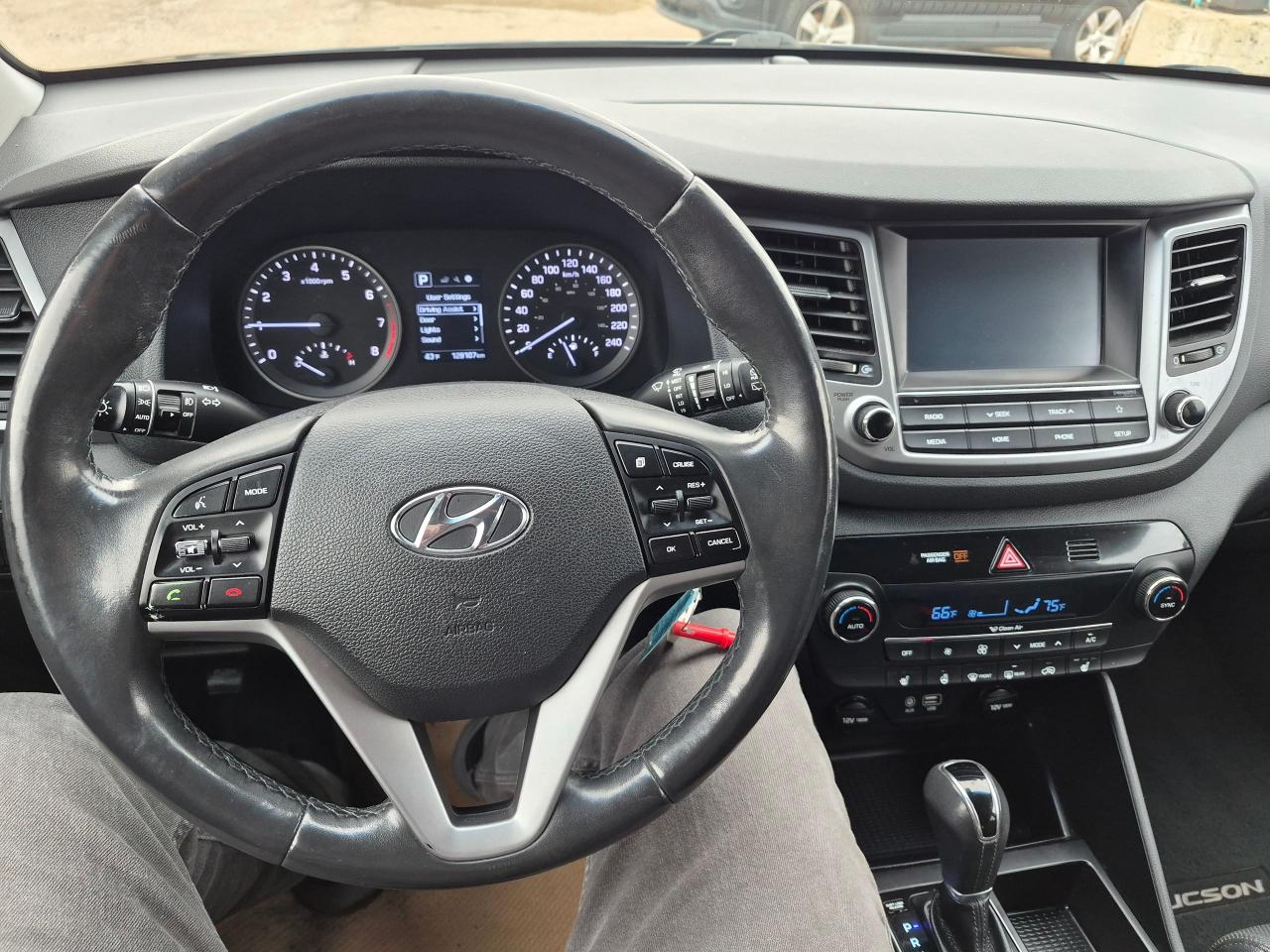 2018 Hyundai Tucson 2.0L SE AWD, Leather, Pano Roof, BU Cam, Htd Steer - Photo #11
