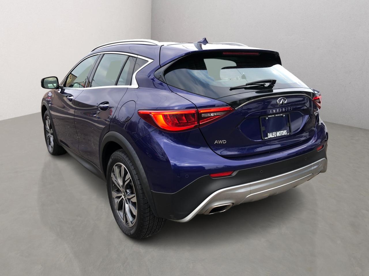 2017 Infiniti QX30 QX30 / LTHR / B.CAM / NAV / MOONROOF / H.SEATS Photo3