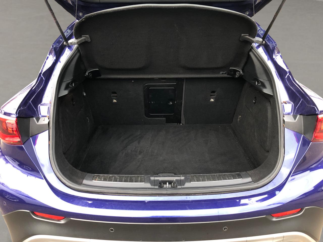 2017 Infiniti QX30 QX30 / LTHR / B.CAM / NAV / MOONROOF / H.SEATS Photo7