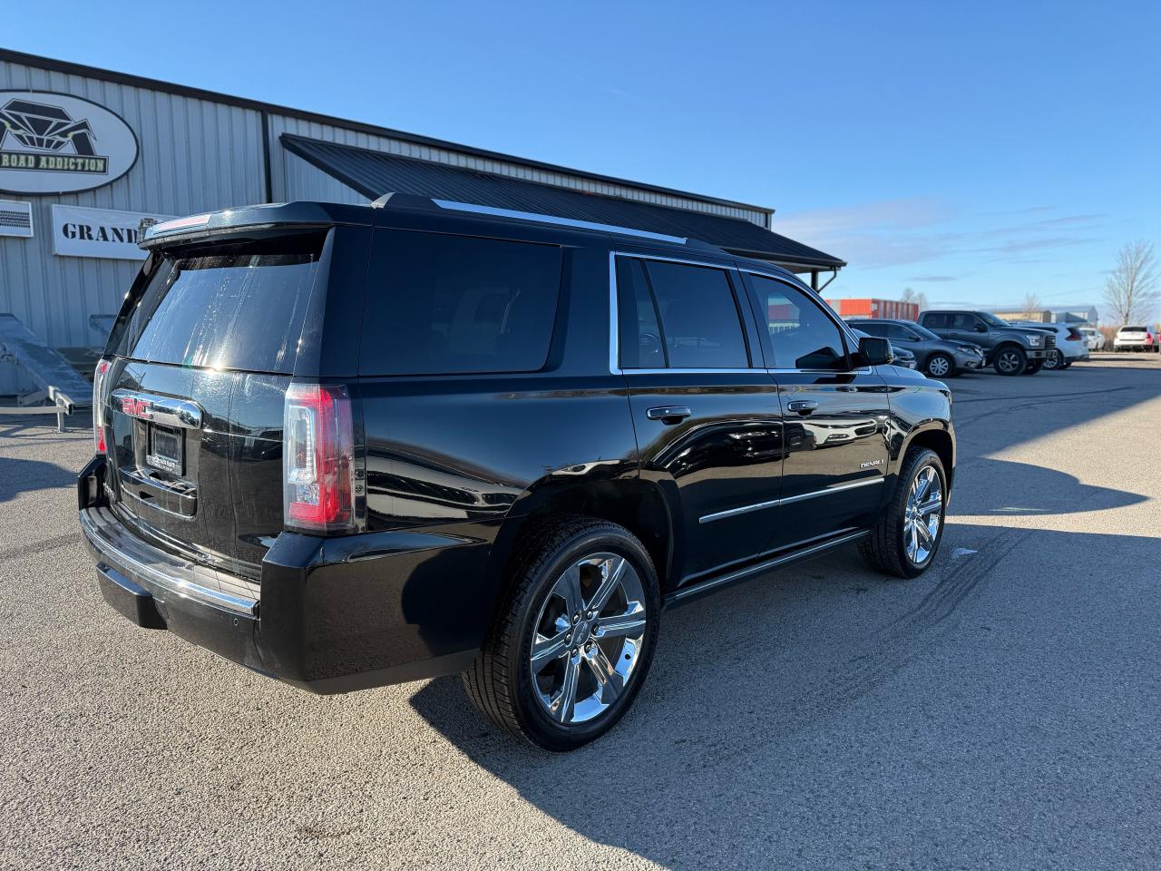 2017 GMC Yukon Denali Photo3