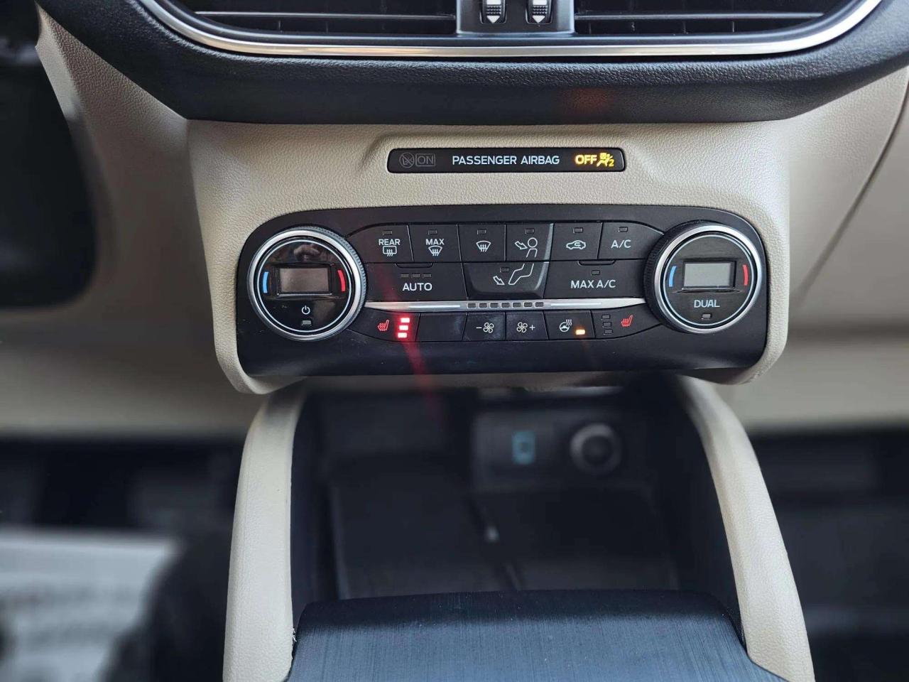 2020 Ford Escape TITANIUM HYBRID AWD - Photo #16