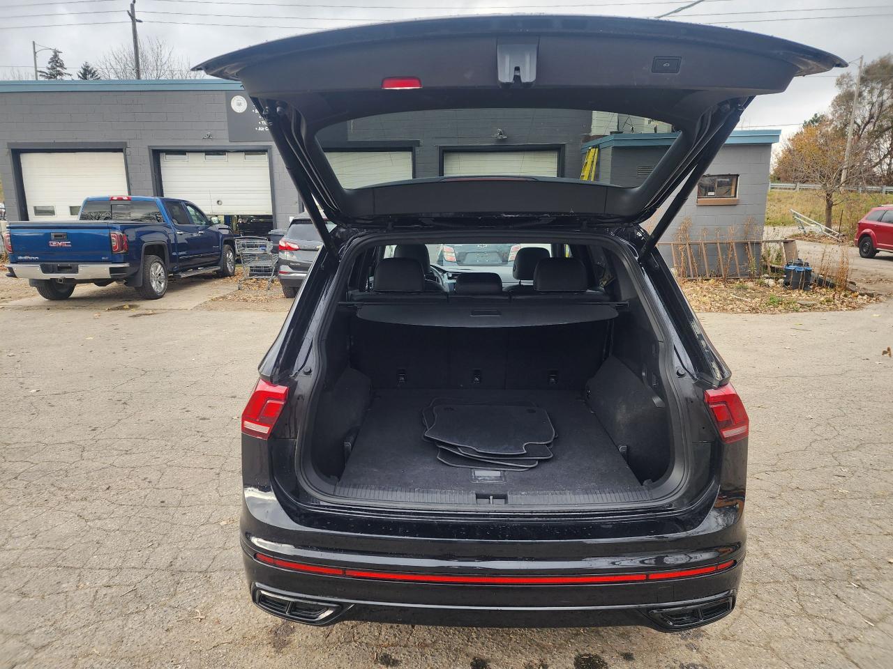 2022 Volkswagen Tiguan Comfortline R-Line Black Edition l Clean Carfax - Photo #9