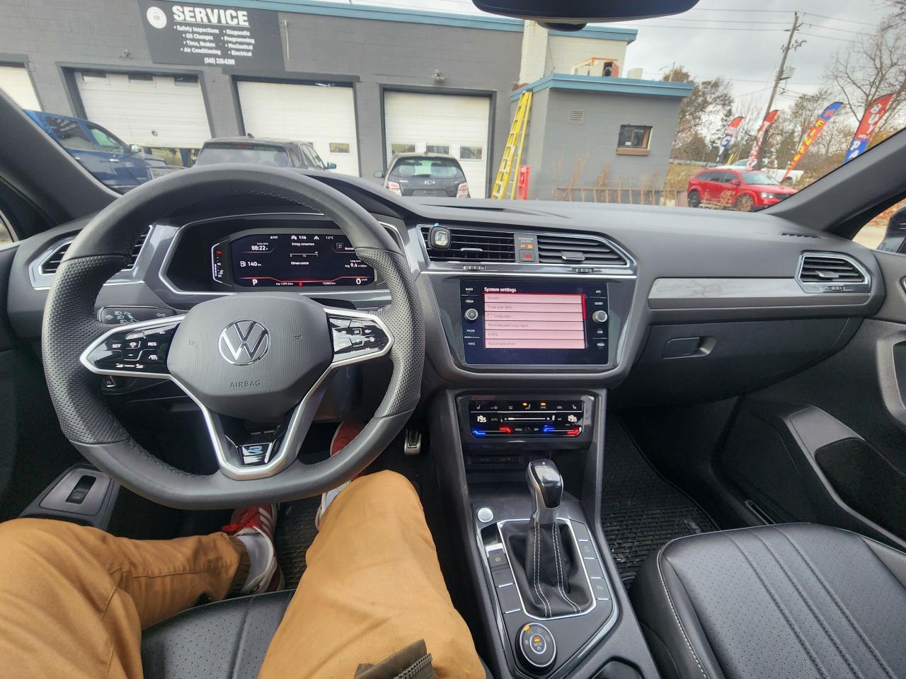 2022 Volkswagen Tiguan Comfortline R-Line Black Edition l Clean Carfax - Photo #20