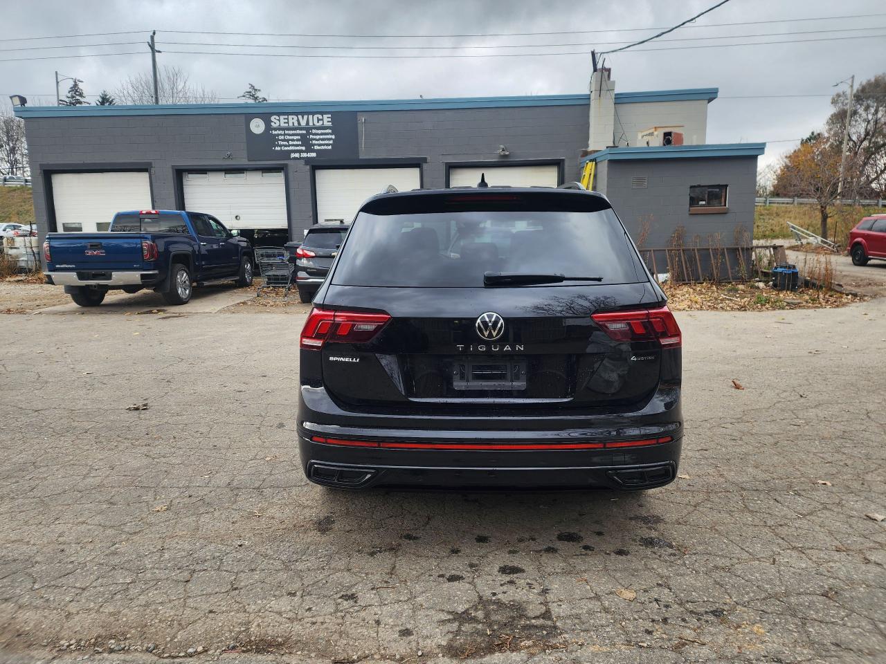 2022 Volkswagen Tiguan Comfortline R-Line Black Edition l Clean Carfax - Photo #8