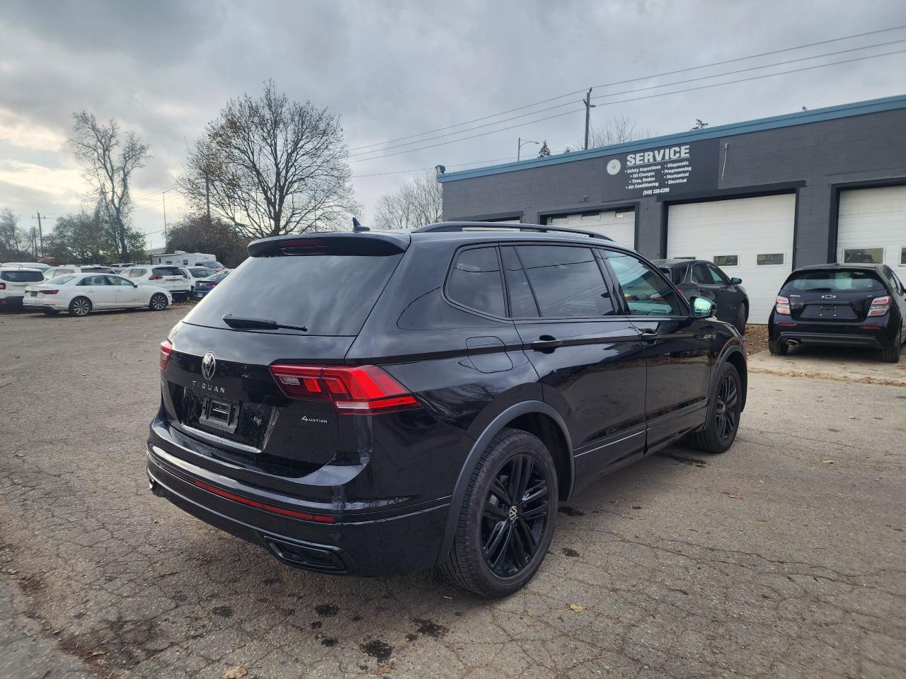 2022 Volkswagen Tiguan Comfortline R-Line Black Edition l Clean Carfax - Photo #6