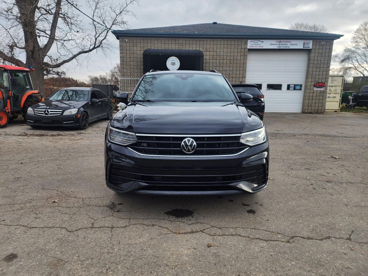 2022 Volkswagen Tiguan Comfortline R-Line Black Edition l Clean Carfax - Photo #2