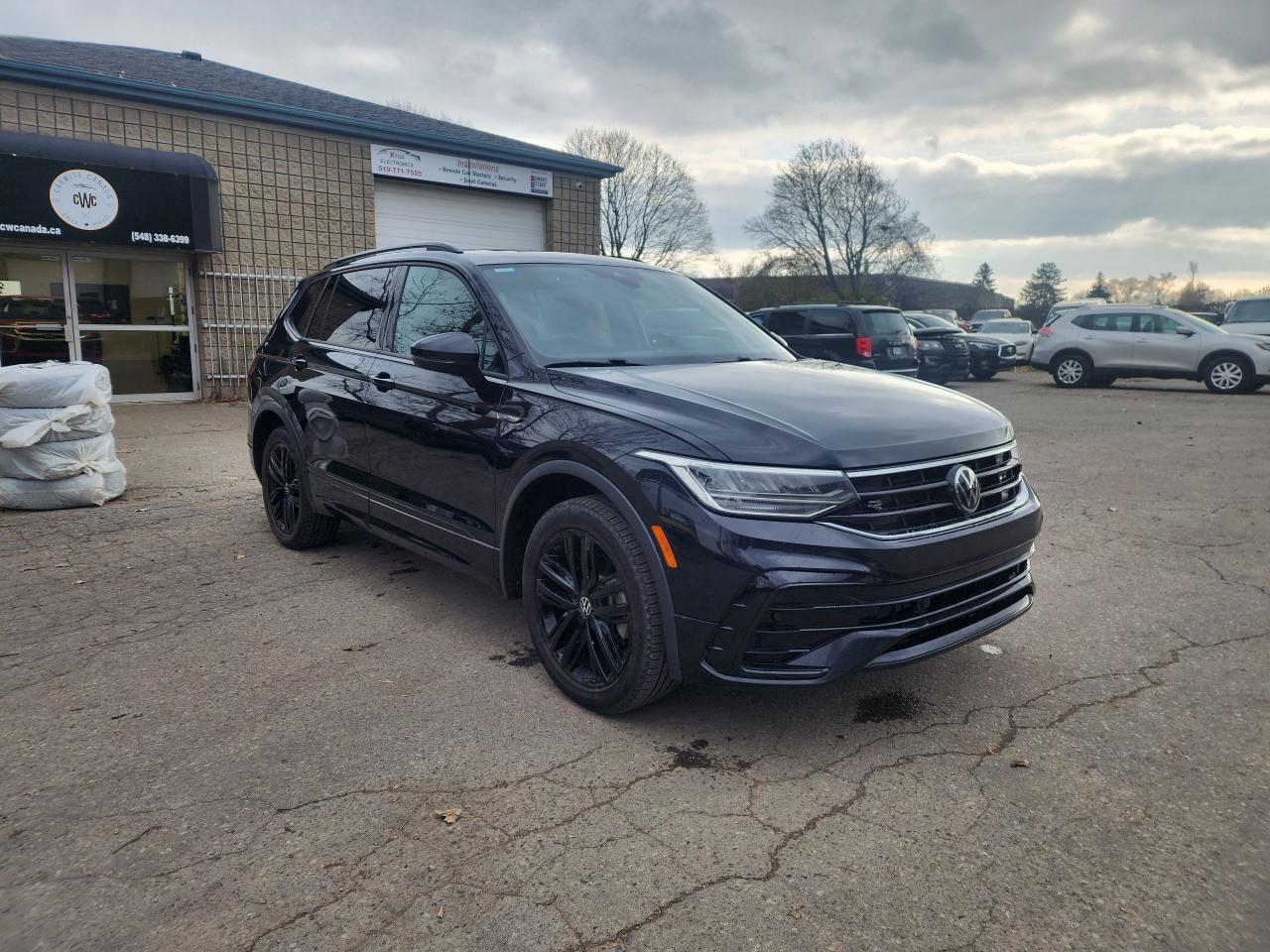 2022 Volkswagen Tiguan Comfortline R-Line Black Edition l Clean Carfax - Photo #3