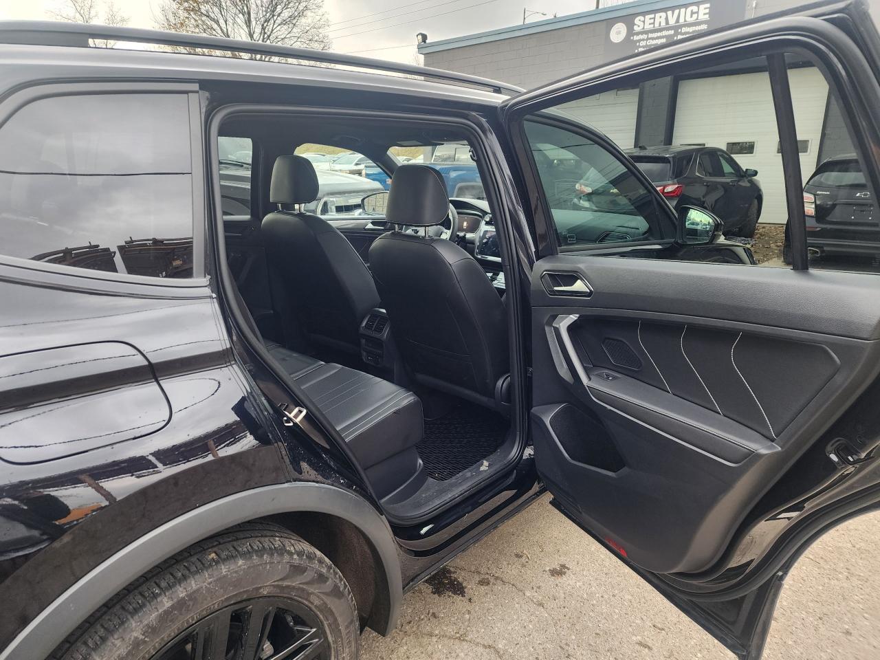 2022 Volkswagen Tiguan Comfortline R-Line Black Edition l Clean Carfax - Photo #11