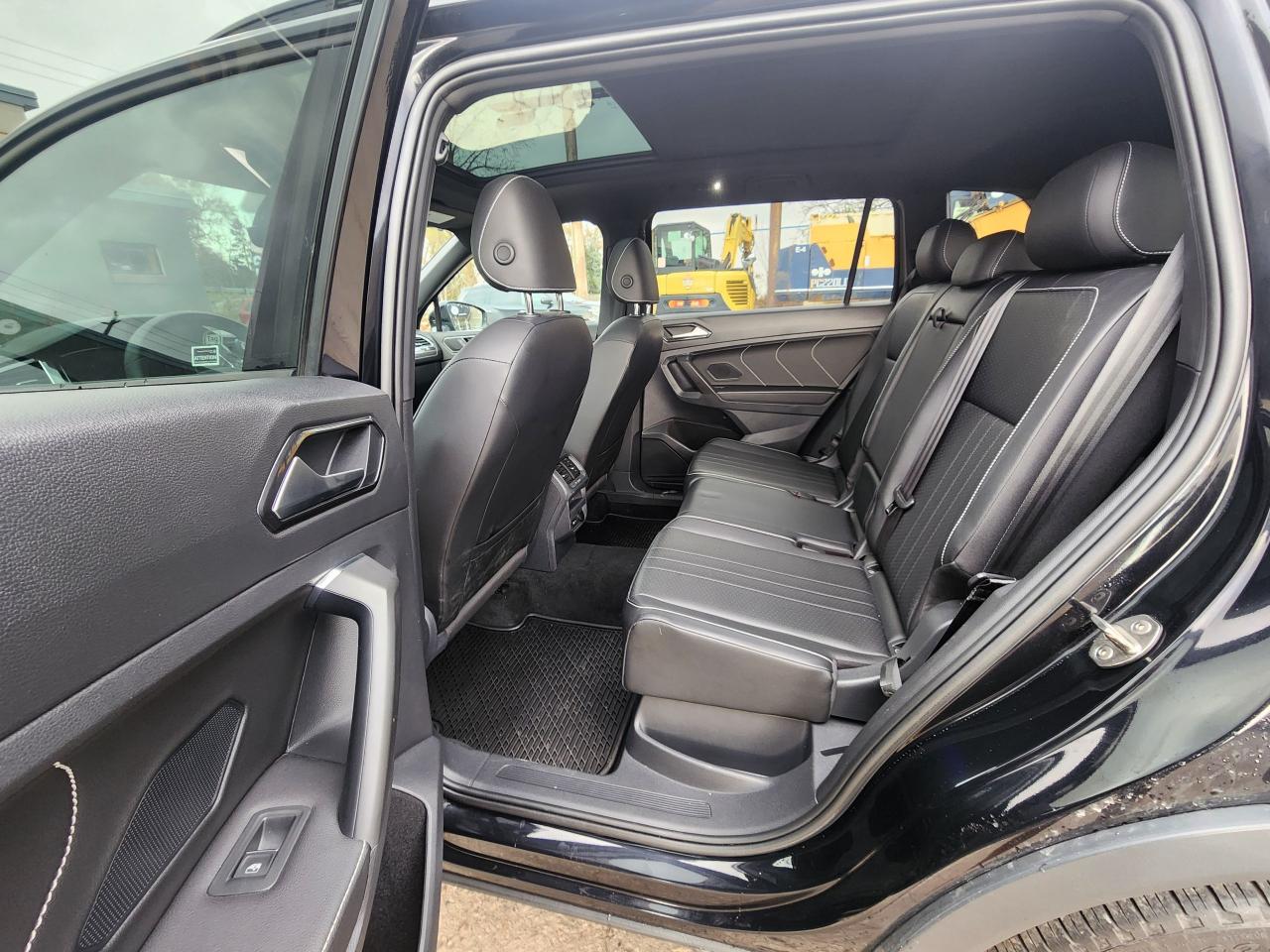 2022 Volkswagen Tiguan Comfortline R-Line Black Edition l Clean Carfax - Photo #12