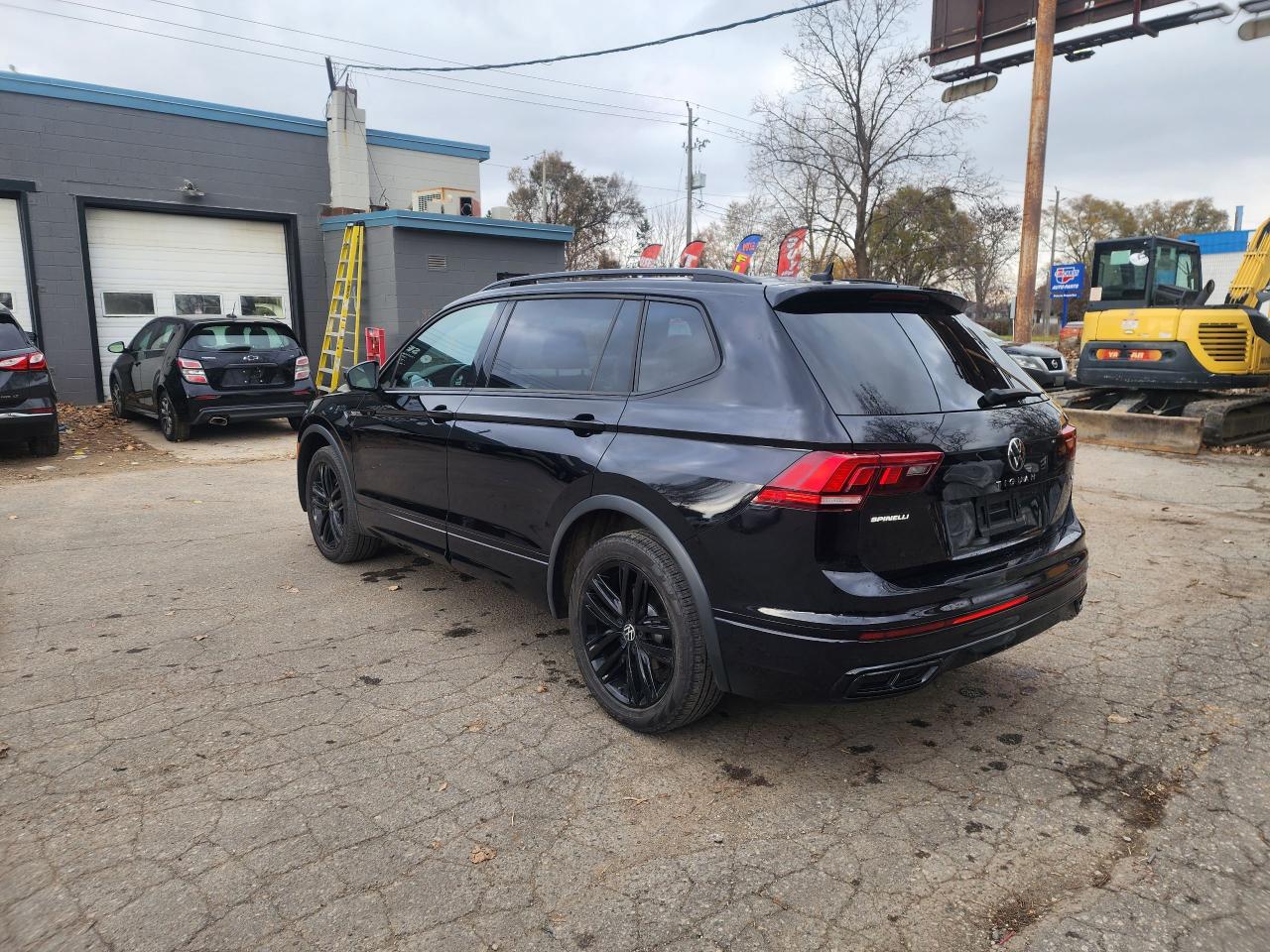 2022 Volkswagen Tiguan Comfortline R-Line Black Edition l Clean Carfax - Photo #7