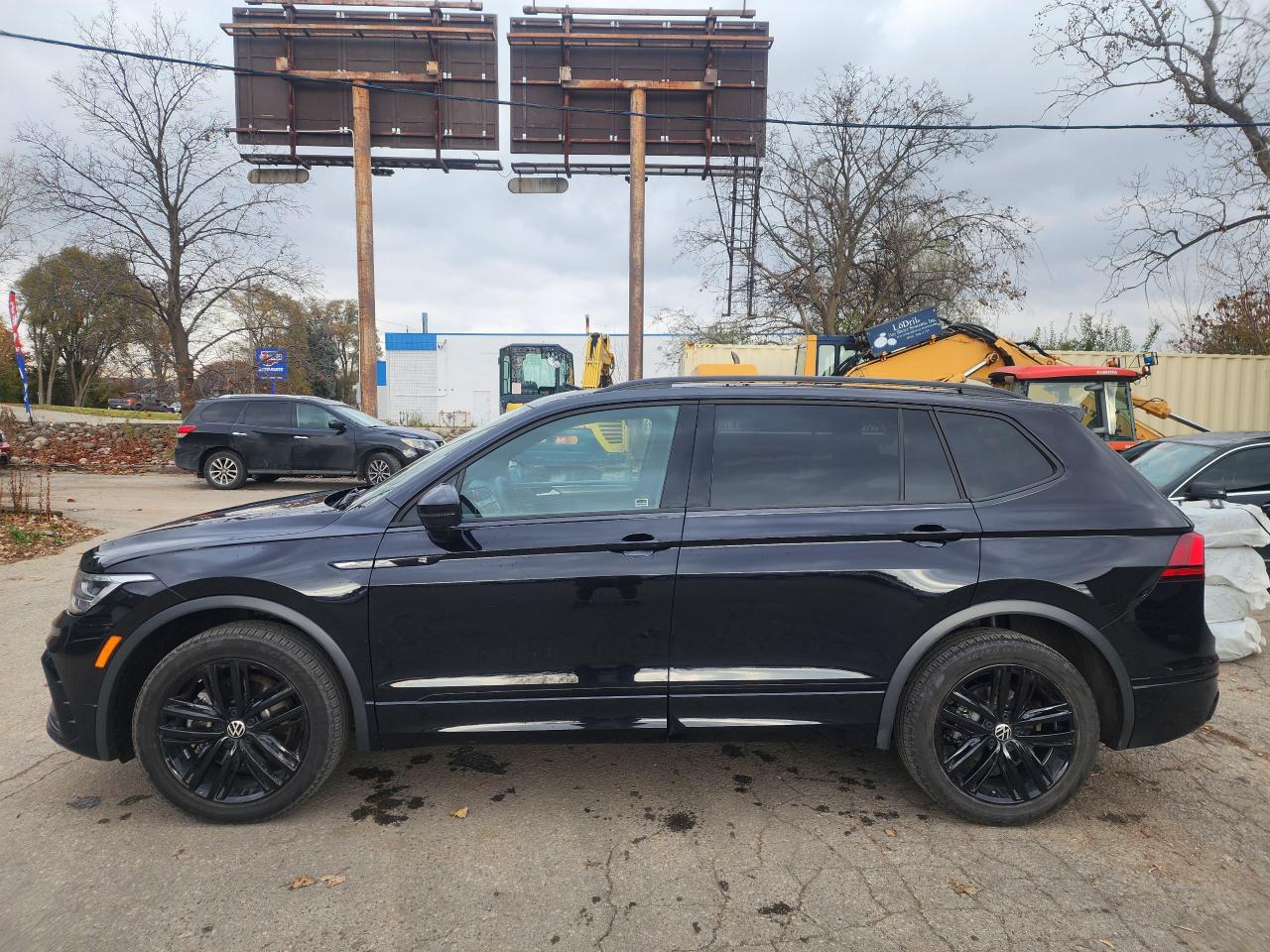 2022 Volkswagen Tiguan Comfortline R-Line Black Edition l Clean Carfax - Photo #4