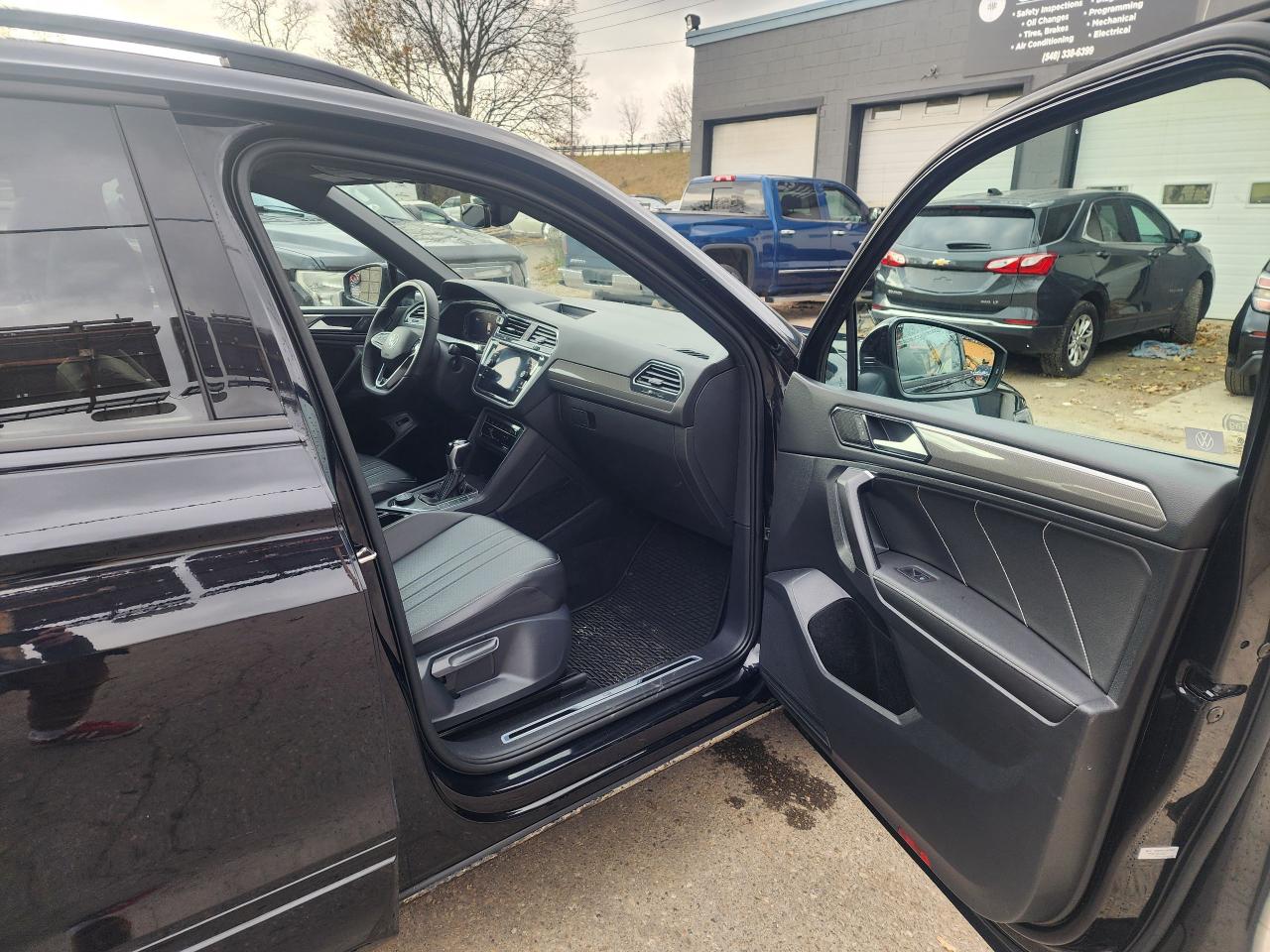 2022 Volkswagen Tiguan Comfortline R-Line Black Edition l Clean Carfax - Photo #14