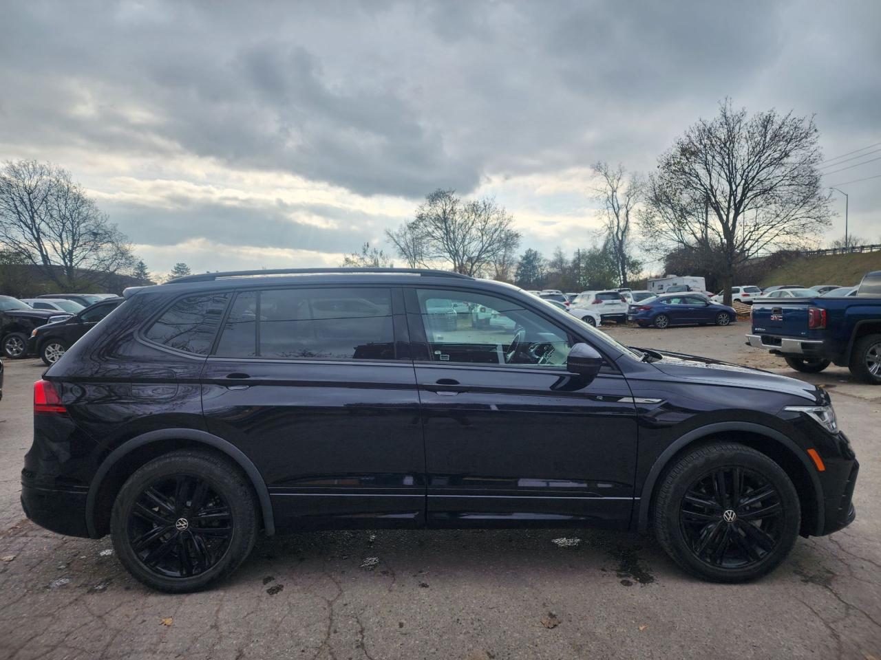 2022 Volkswagen Tiguan Comfortline R-Line Black Edition l Clean Carfax