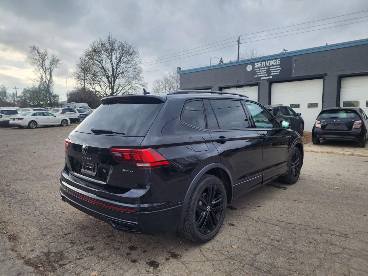 2022 Volkswagen Tiguan Comfortline R-Line Black Edition l Clean Carfax