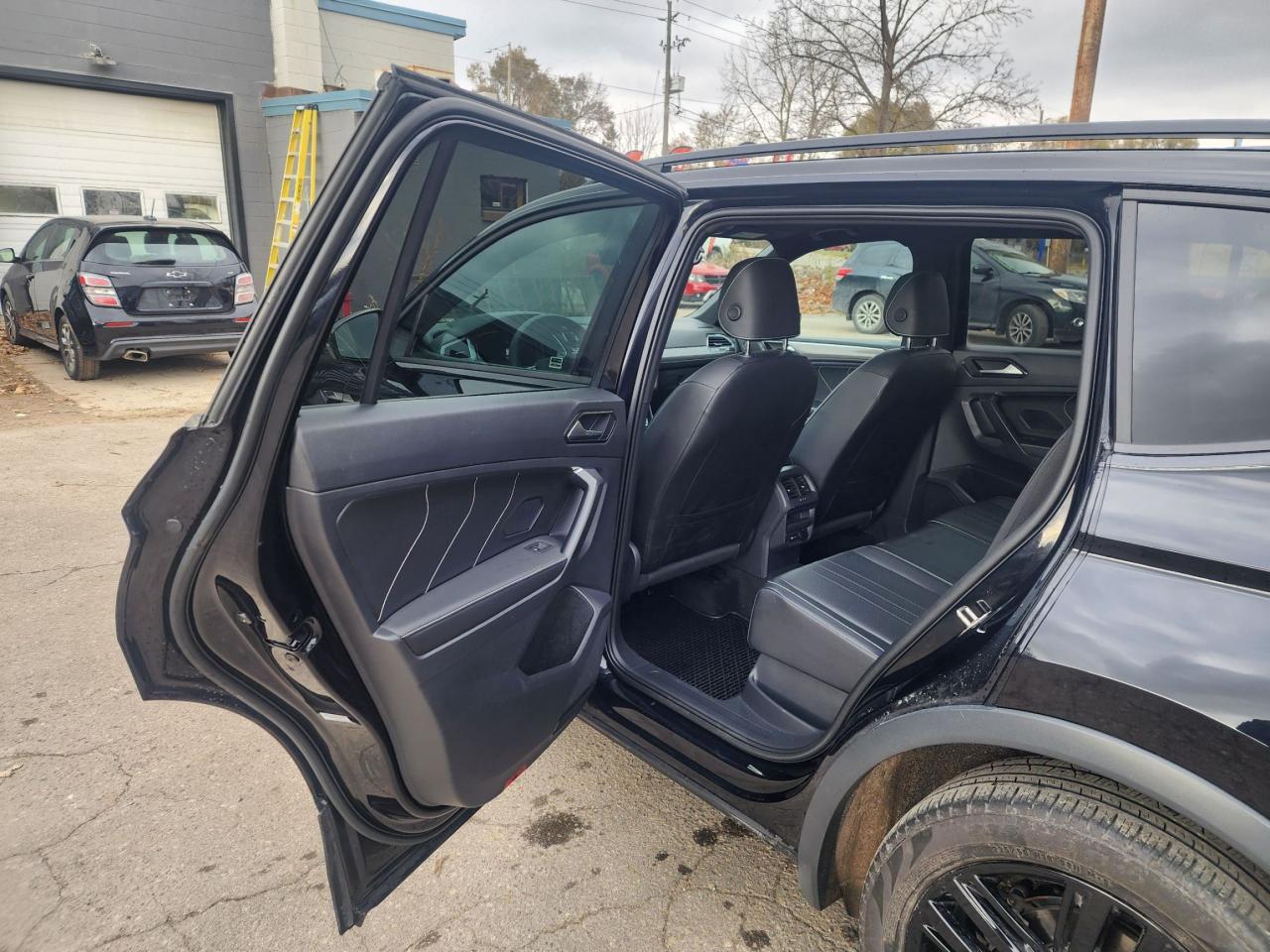 2022 Volkswagen Tiguan Comfortline R-Line Black Edition l Clean Carfax