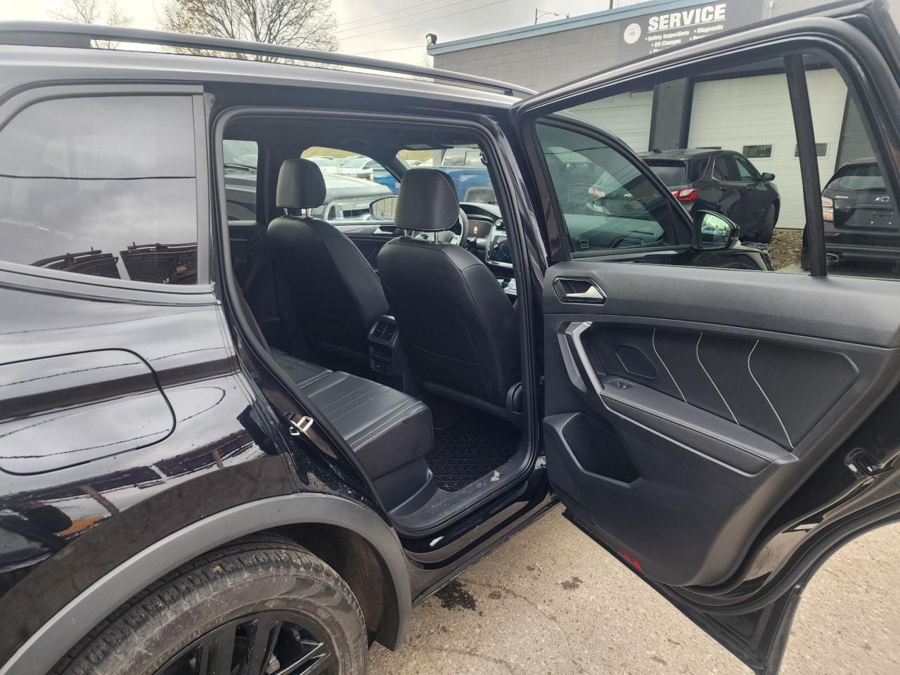 2022 Volkswagen Tiguan Comfortline R-Line Black Edition l Clean Carfax