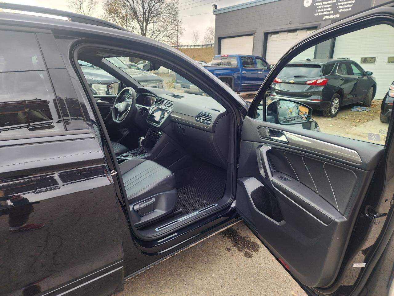 2022 Volkswagen Tiguan Comfortline R-Line Black Edition l Clean Carfax