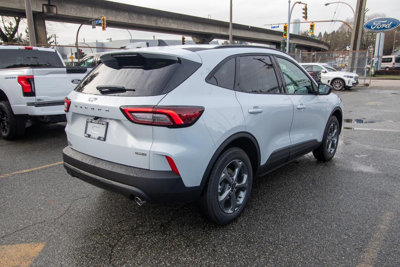 2026 Ford Escape ST-Line AWD HYBRID Photo4