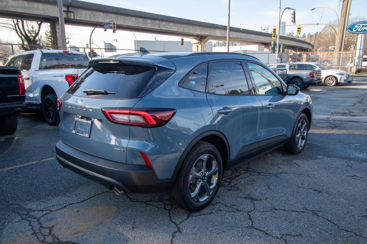 2026 Ford Escape ST-Line AWD Hybrid Photo4