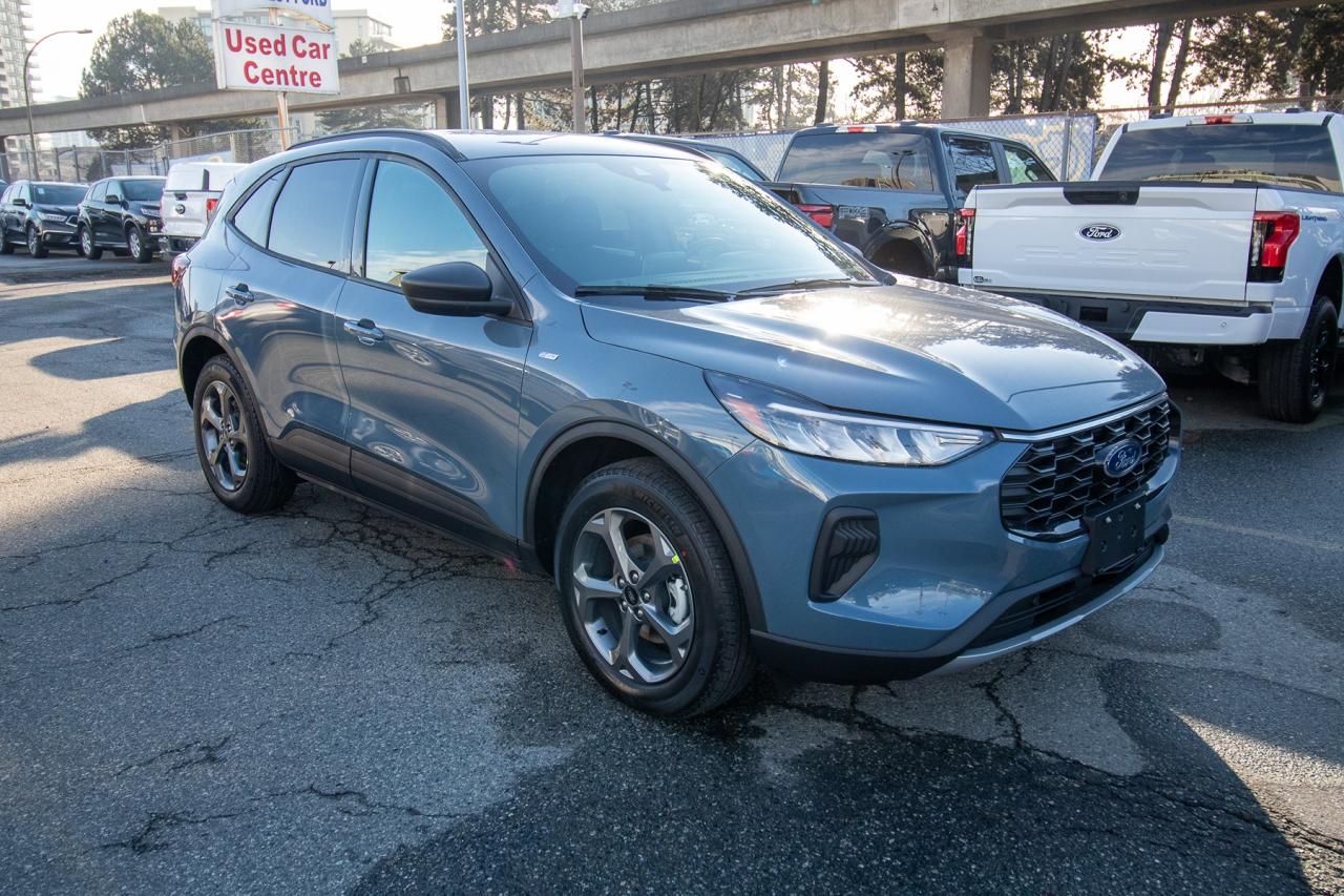 2026 Ford Escape ST-Line AWD Hybrid Photo3