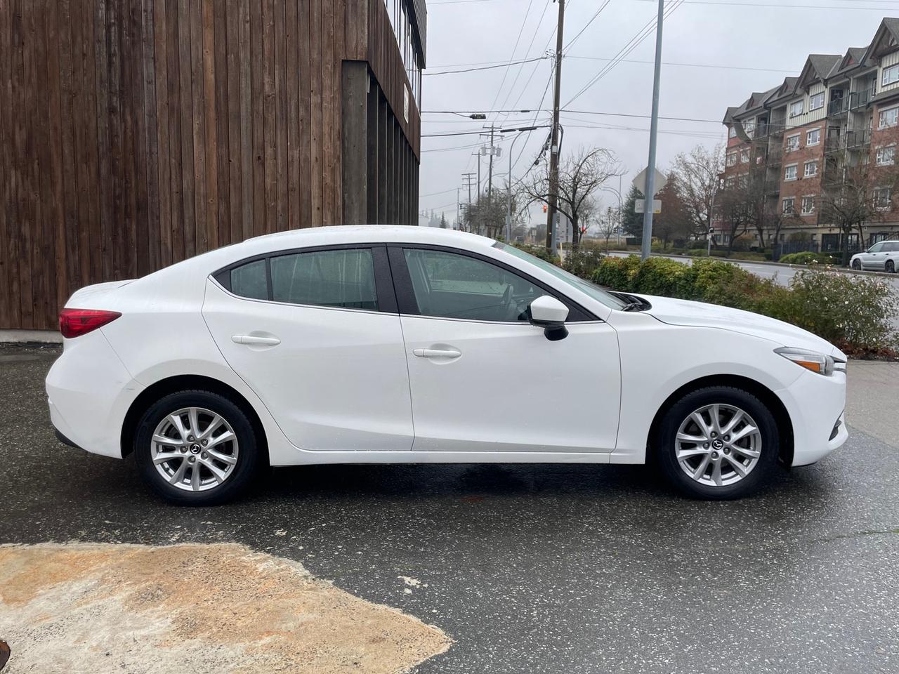 2017 Mazda MAZDA3 GS FINANCING AVAILABLE Photo4