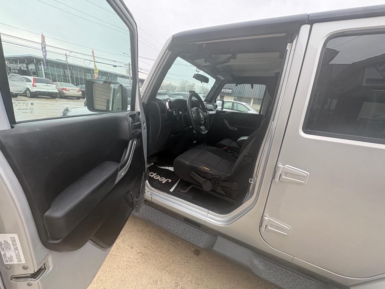 2012 Jeep Wrangler Unlimited Unlimited Sahara – Premium Trim 4x4, No Rust with Safety & Warranty. Financing  Available Photo