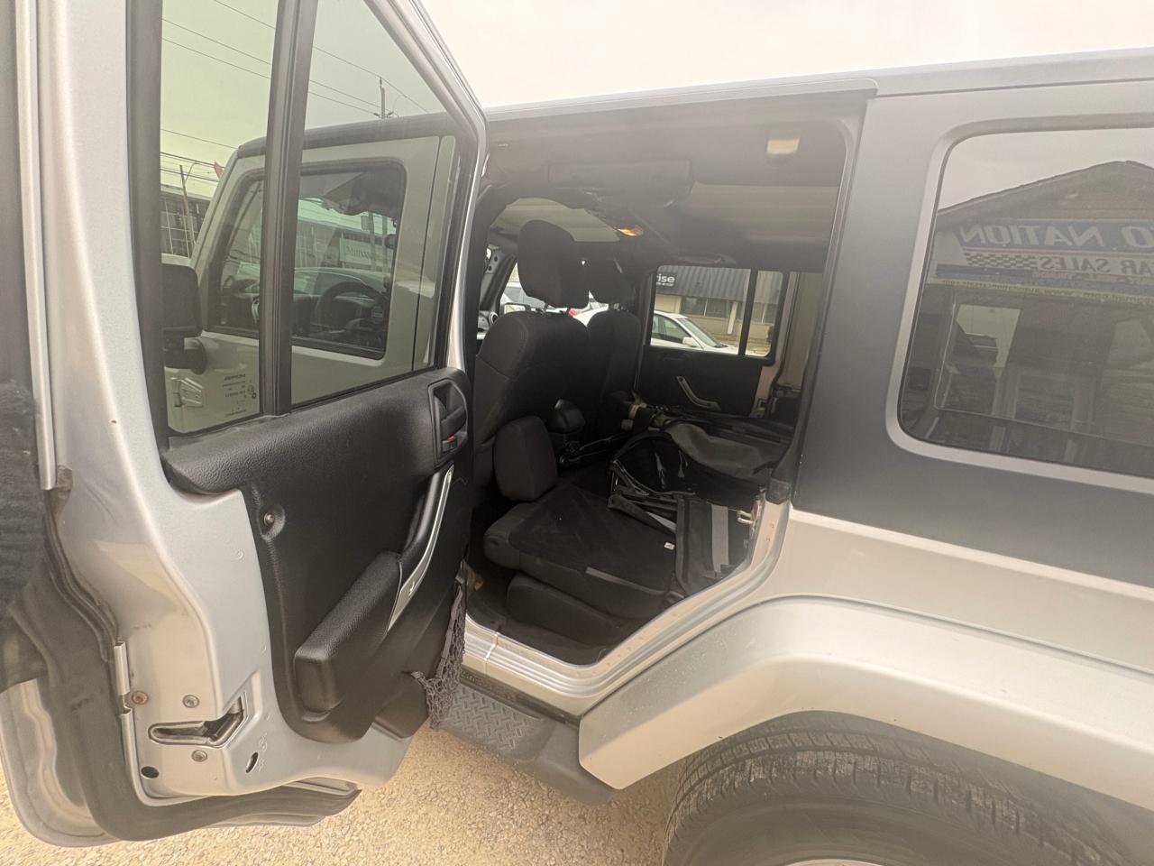 2012 Jeep Wrangler Unlimited Unlimited Sahara – Premium Trim 4x4, No Rust with Safety & Warranty. Financing  Available Photo