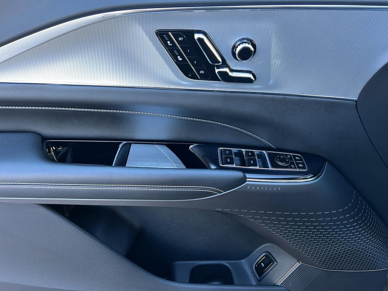 2024 Cadillac LYRIQ TECH W/1SA - 30,000KMS - LEATHER - REVERSE CAMERA !!! Photo