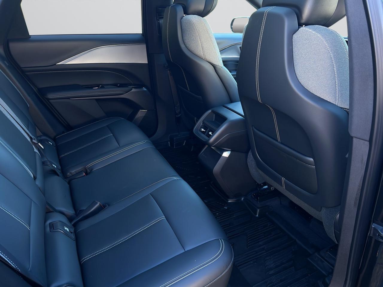 2024 Cadillac LYRIQ TECH W/1SA - 30,000KMS - LEATHER - REVERSE CAMERA !!! Photo