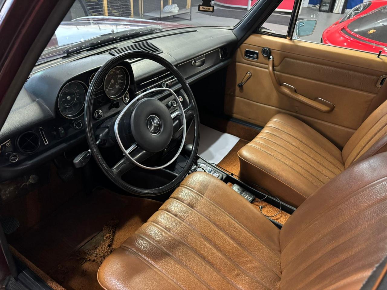 1972 Mercedes-Benz 220 W115 Photo