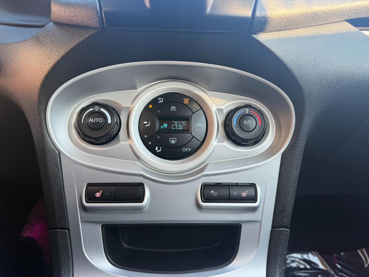 2017 Ford Fiesta SE Low Milage! Photo