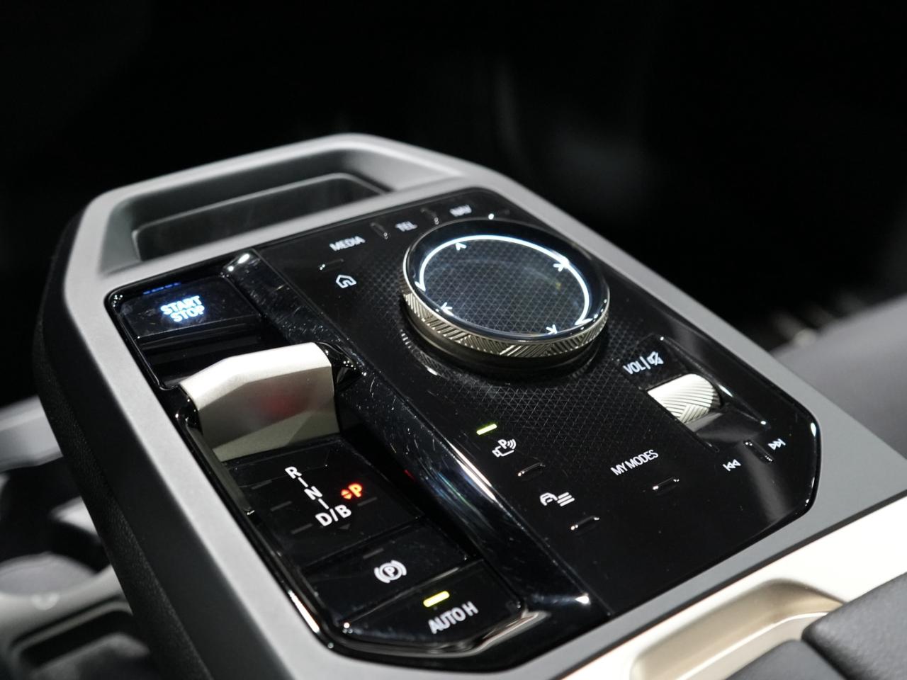 2023 BMW iX xDrive40/PANO/HUD/DRIVE ASSIST/NO ACCIDENTS Photo