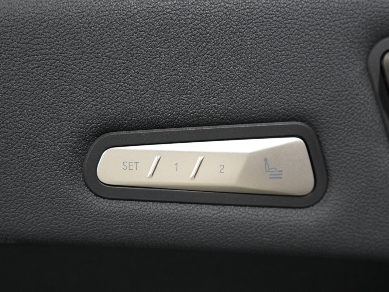 2023 BMW iX xDrive40/PANO/HUD/DRIVE ASSIST/NO ACCIDENTS Photo