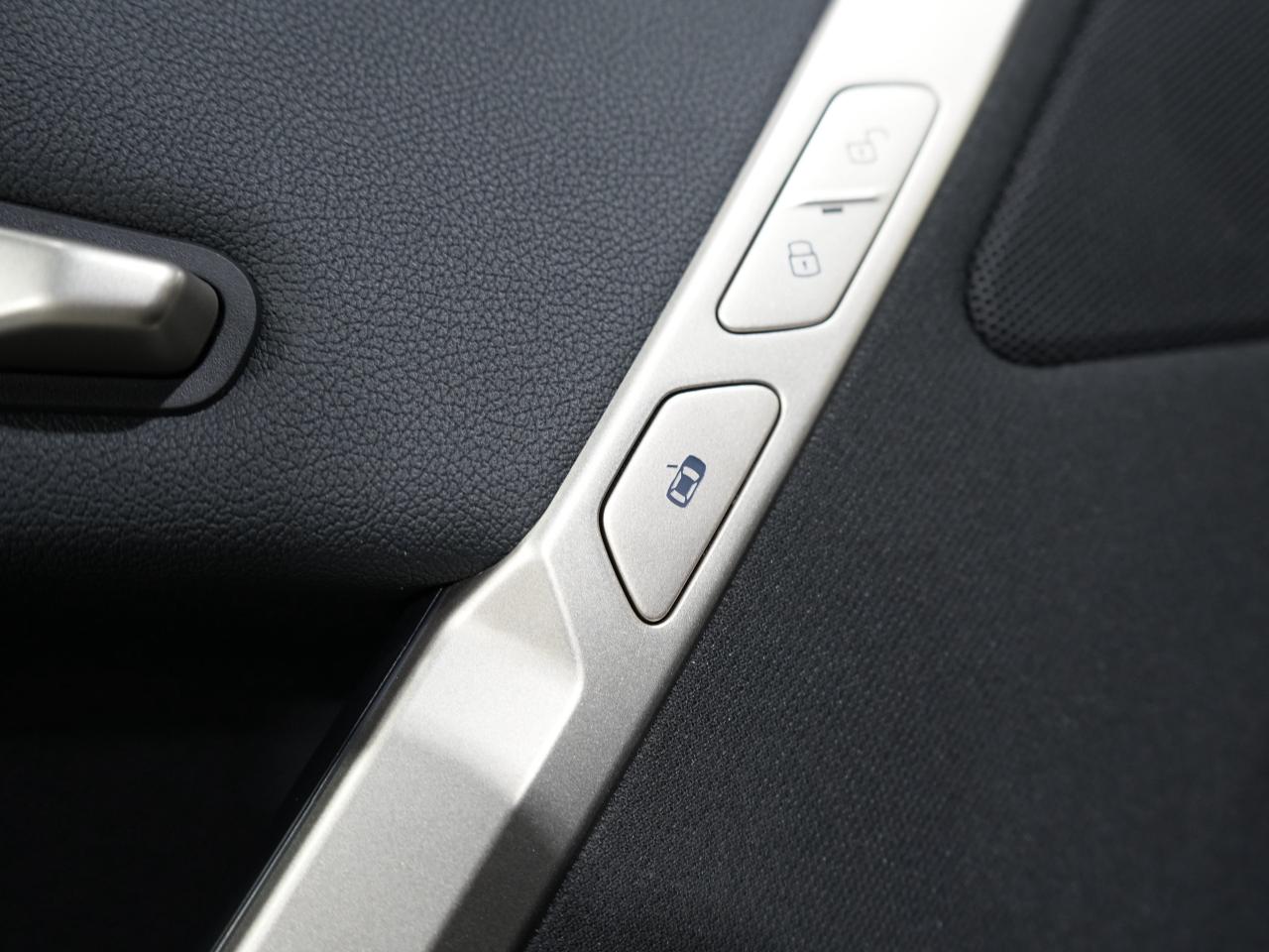 2023 BMW iX xDrive40/PANO/HUD/DRIVE ASSIST/NO ACCIDENTS Photo