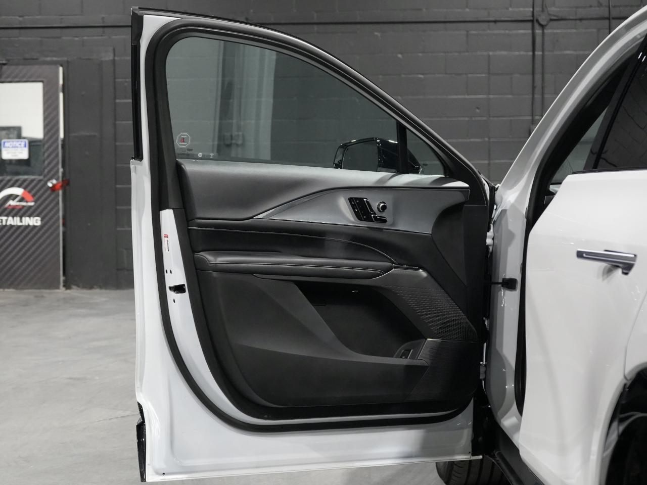 2024 Cadillac LYRIQ Tech w-1SA/PANO/DRIVE ASSIST/1-OWNER/CAM/CARPLAY Photo